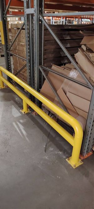 Отбойники на складе — защита стеллажей от повреждений